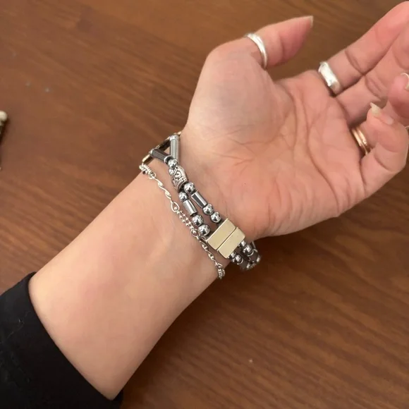 Daisy magnetic cuff bracelet - Picture 3 of 3